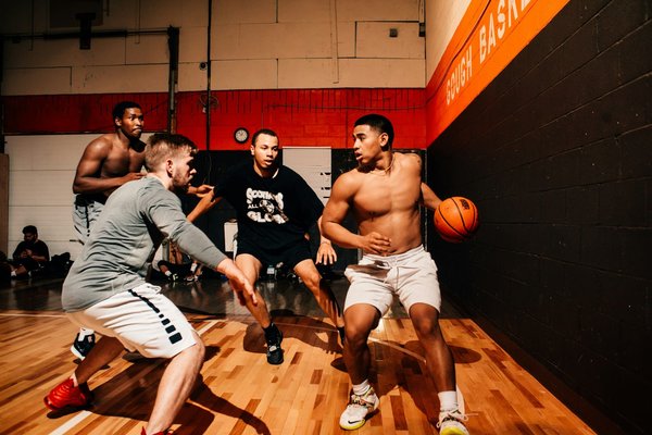 Comment optimiser l'entraînement en circuit pour les basketteurs en période de préparation physique ?